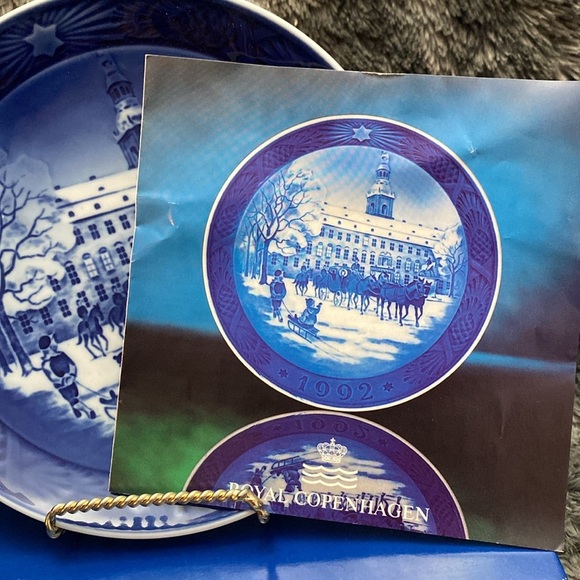 Royal Copenhagen 1992 Queen's Carriage Year Plate - Picture 7 of 16